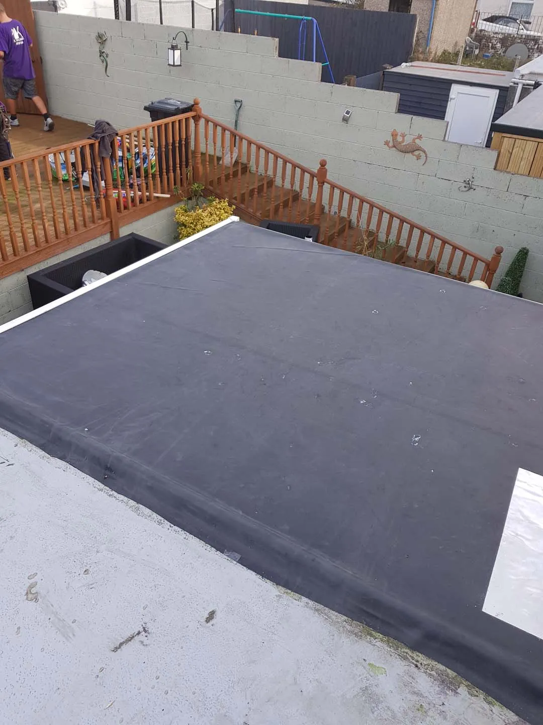 Finished single-piece rubber flat roof with white edge trims